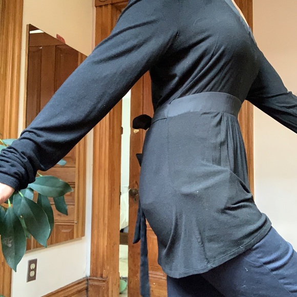 Long sleeve tie-back blouse.  Very good condition.  No flaws. - Picture 6 of 7